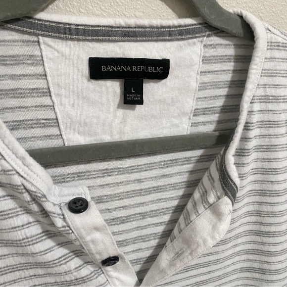 Banana Republic Men’s Henley White & Gray Striped T-Shirt Tee - Picture 2 of 3